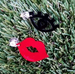 Lip/Eye Earrings